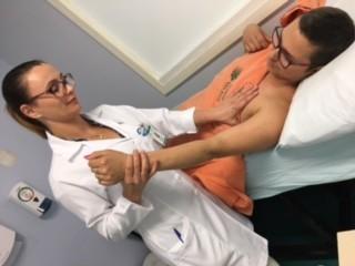 Após cirurgia nas mamas, pacientes oncológicos recebem drenagem linfática