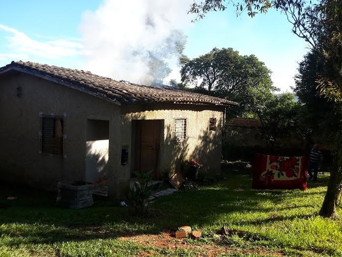 Corpo de Bombeiros combate fogo em residência