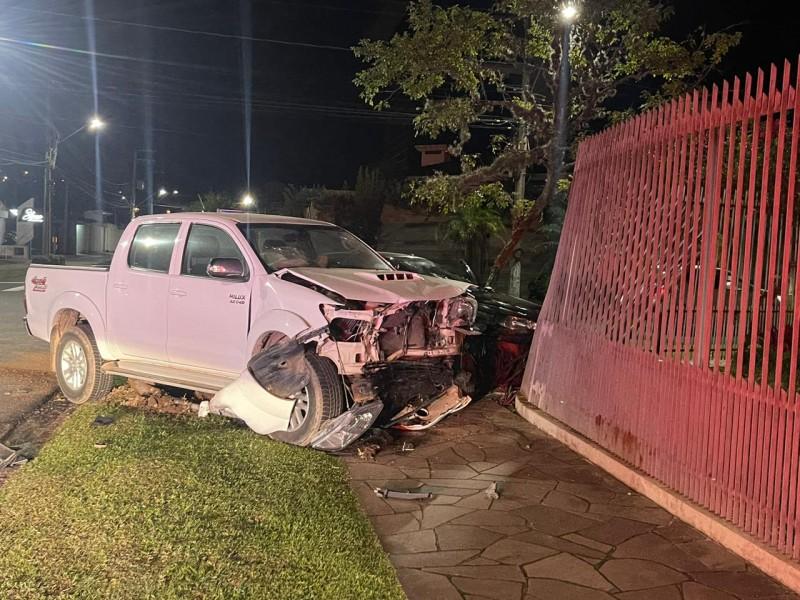 Após batida, carros colidem em portão de casa em Criciúma