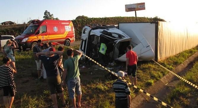 Carreta tomba na BR-101 e motorista morre preso às ferragens