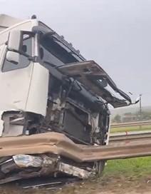 Carreta tomba na BR-101 em Içara; trânsito está em meia pista 