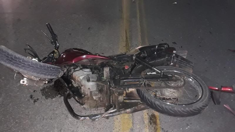 Adolescente que dirigia motocicleta fica gravemente ferido após acidente