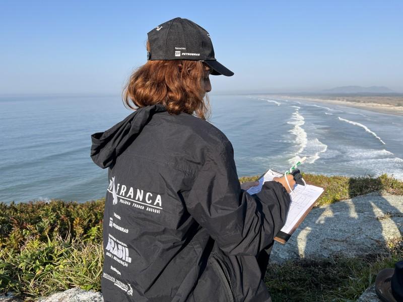 Estagiários e voluntários de nove estados estão em Imbituba unidos na conservação da baleia-franca