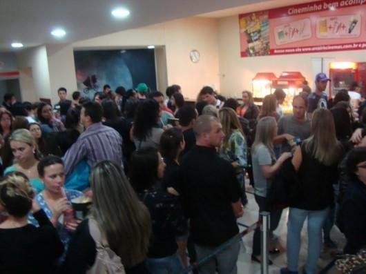 Fãs lotam cinema para conferir a estreia de Amanhecer - Parte 2