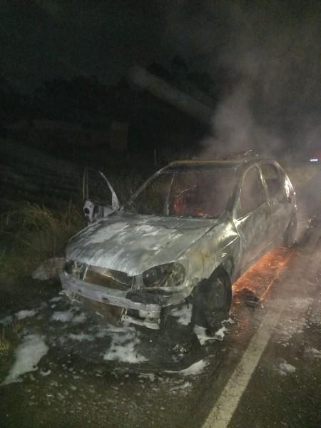 Chevrolet Celta é destruído por incêndio em Içara 