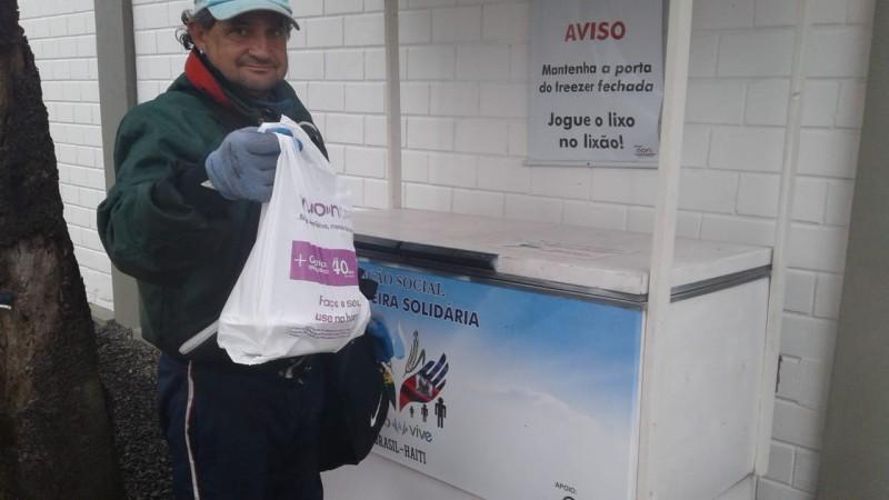 Projeto ‘Geladeira Solidária’ leva refeições para moradores de rua 