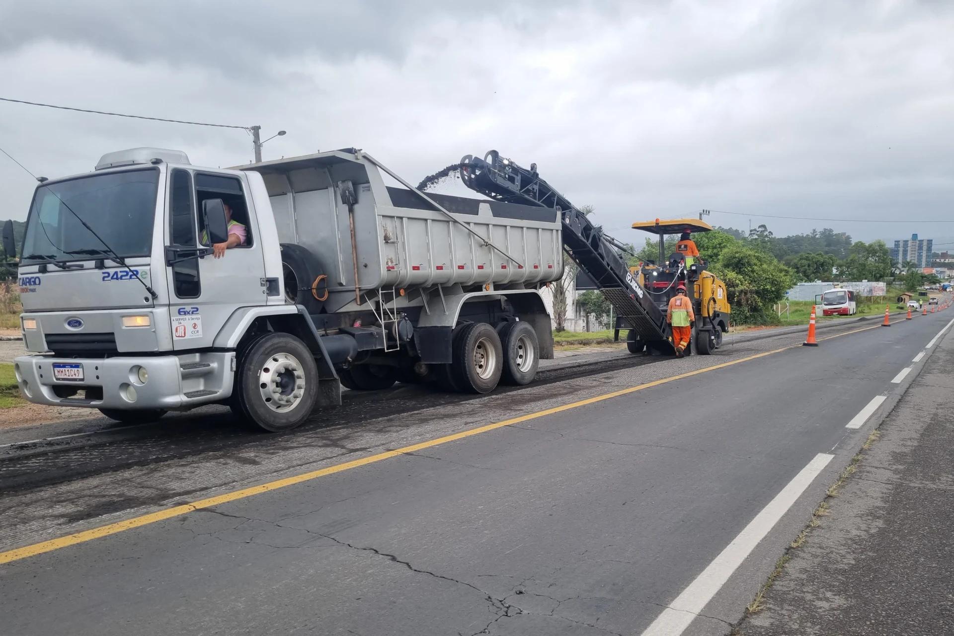 Obras de revitalização alteram trânsito na rodovia SC-443