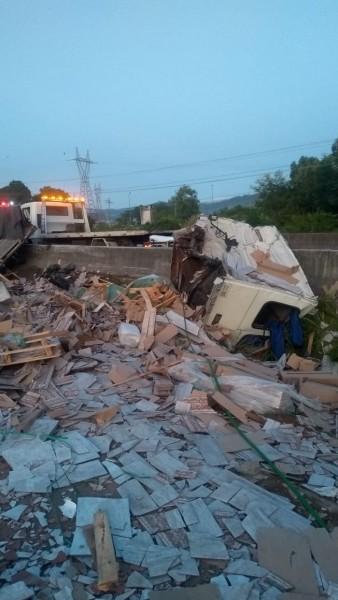 Motorista de bitrem perde o controle da direção e sai da pista na BR-101 