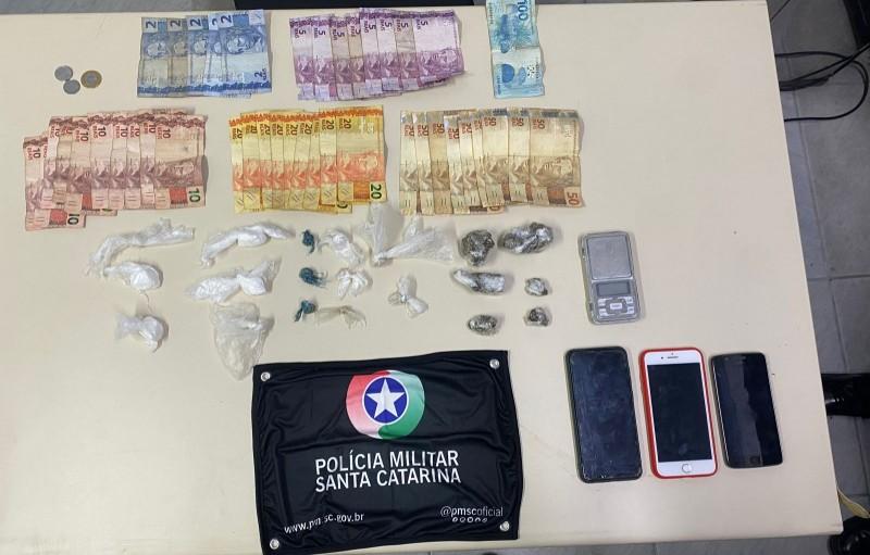 PM apreende drogas e conduz três suspeitos para delegacia em Criciúma