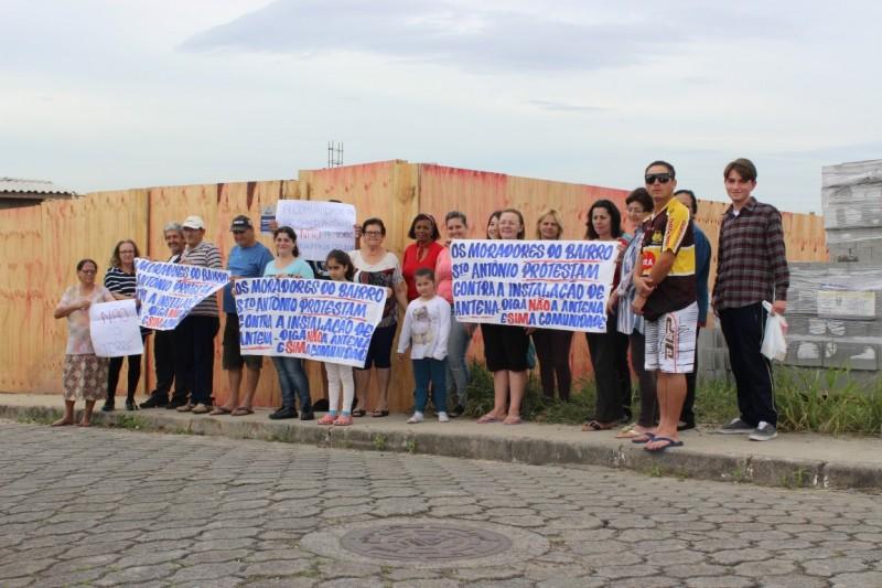 Contra implantação de antena telefônica, moradores protestam no bairro Santo Antônio
