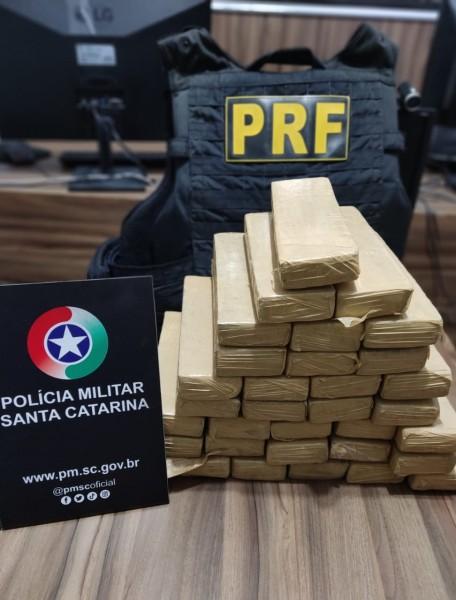 Ação conjunta da PRF e PM apreende 20 quilos de maconha na BR-101 em Imbituba
