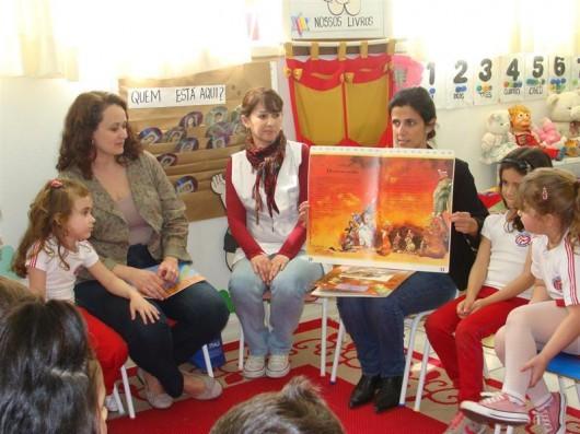 Pais contam histórias aos filhos na escola