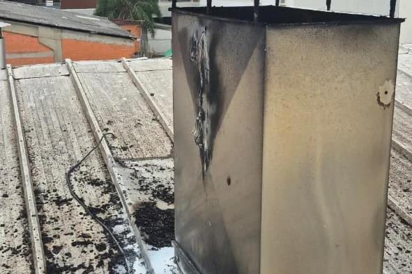 Edificação comercial é atingida por incêndio no Centro de Criciúma
