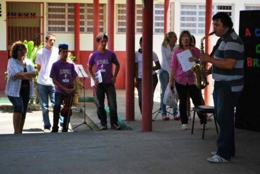 Abadeus participa de tarde musical na escola Heriberto Hülse