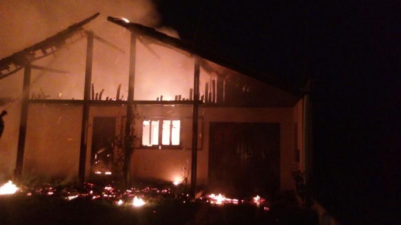 Bombeiros utilizam oito mil litros de água para combater incêndio em casa 