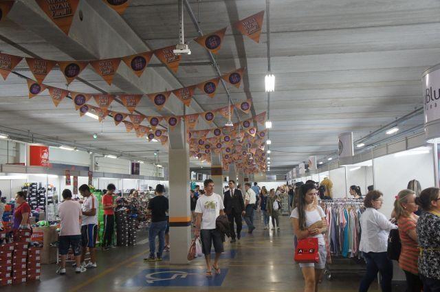 Mais de 20 lojas estão em liquidação no Farol Shopping