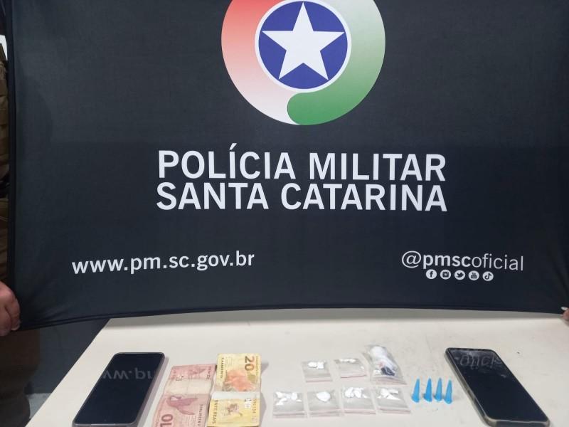 Criciúma: homem é preso ao vender drogas em posto de combustível no Centro da cidade 