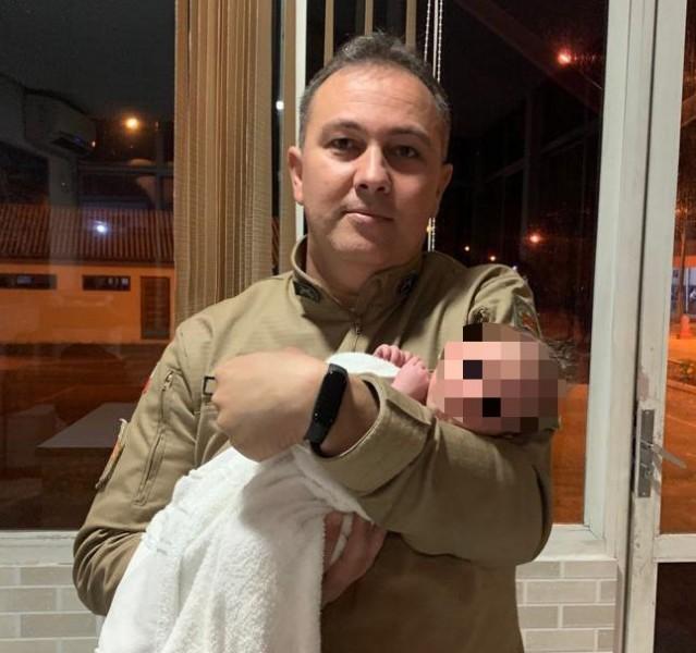 Sargento da PMRv salva bebê de 29 dias engasgado com leite materno