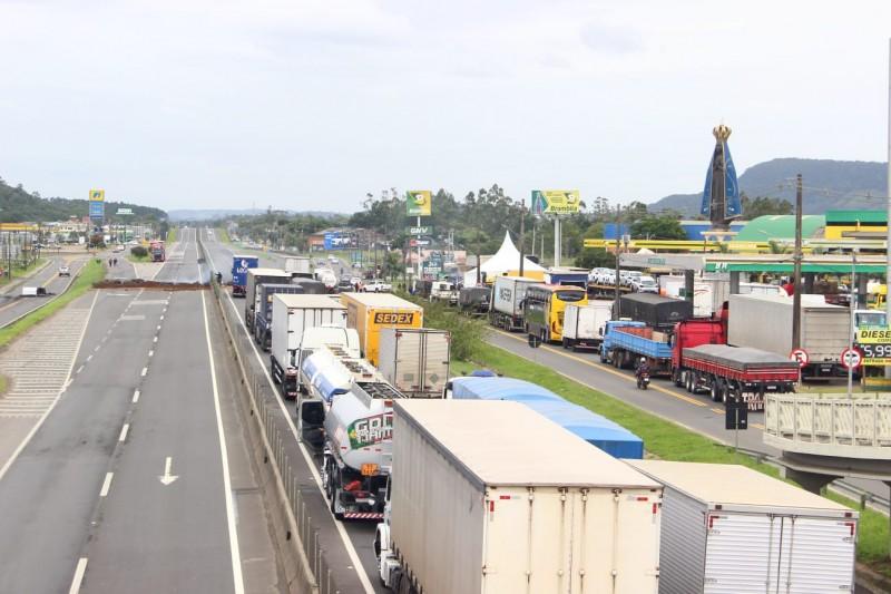 Parados na BR-101, caminhoneiros opinam sobre bloqueios 