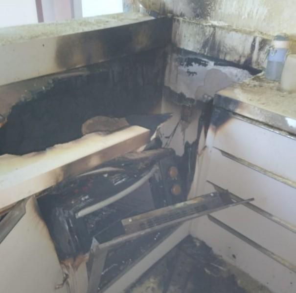 Bombeiros apagam incêndio na cozinha de casa em Maracajá