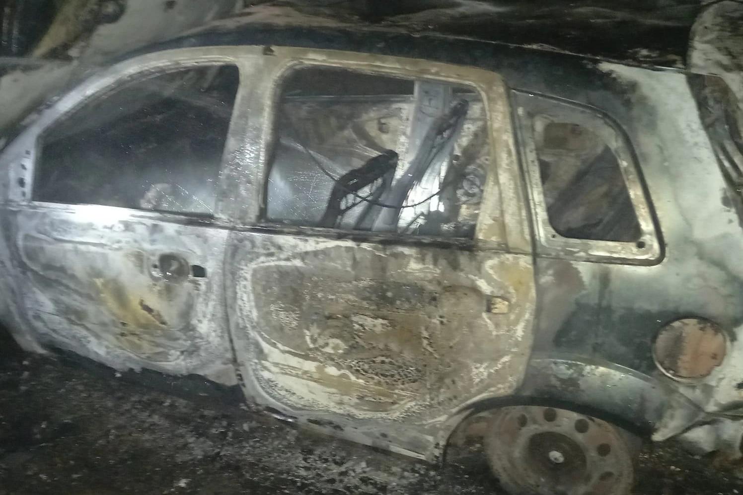 Carro é destruído por incêndio em Criciúma