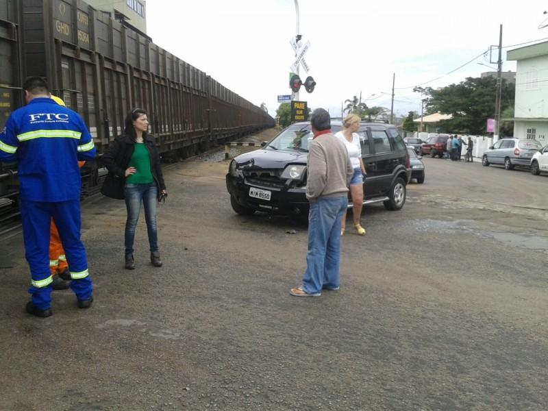 PM registra colisão entre locomotiva e automóvel 