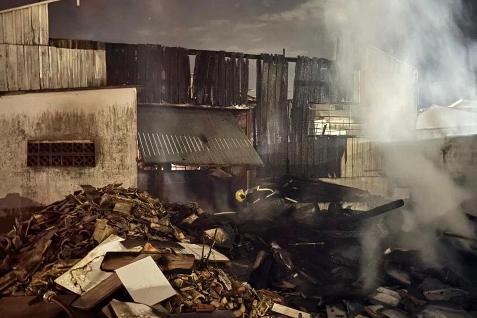 Bombeiros utilizam 10 mil litros de água para combater incêndio em marcenaria