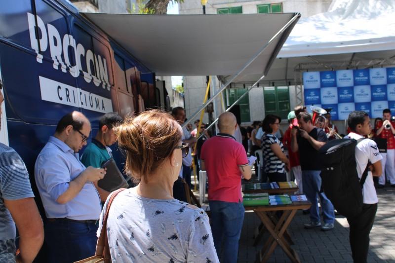 Procon Móvel de Criciúma atende consumidores em horário especial de Natal