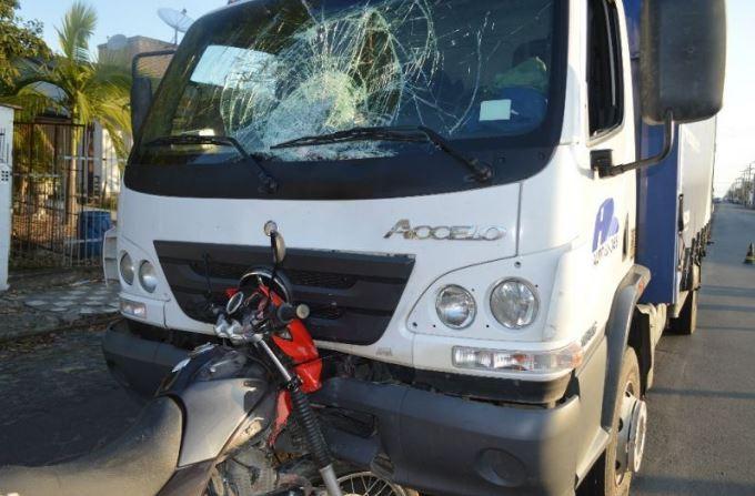 Colisão frontal entre caminhão e motocicleta deixa uma pessoa ferida em Araranguá