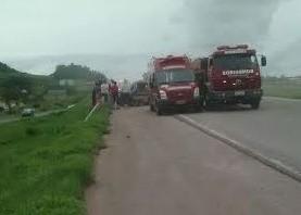 Caminhão colide na traseira de automóvel na BR-101