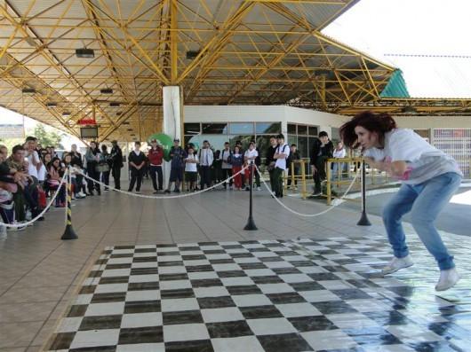 Dança para esperar o ônibus