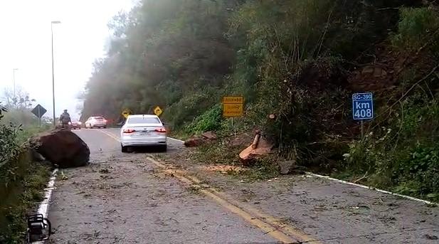 Vídeo registra momento da queda de barreira na Serra do Rio do Rastro