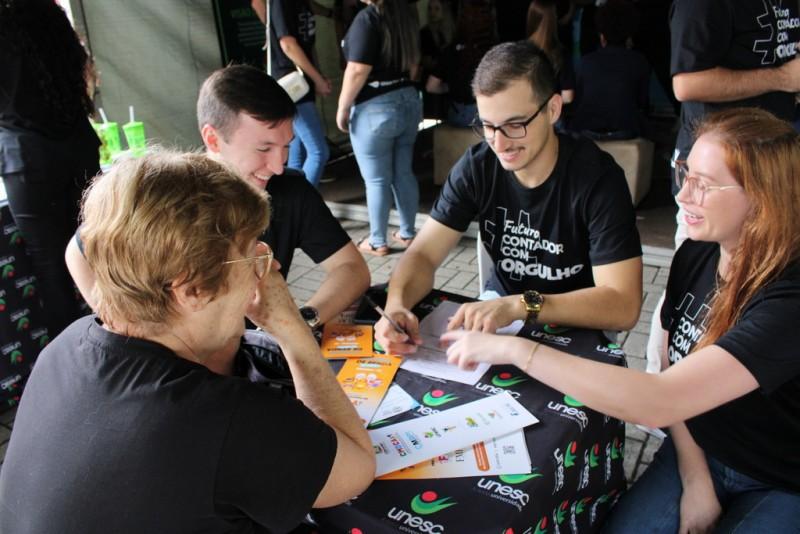 Acadêmicos da Unesc levam orientações à população por meio do Imposto de Renda na Praça