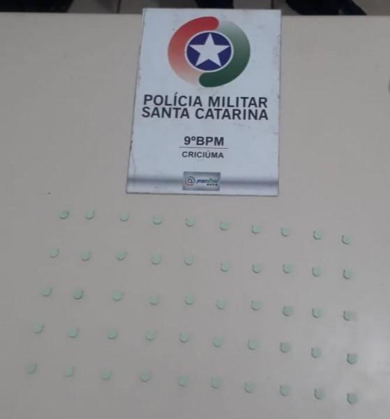 Polícia Militar prende suspeita de tráfico de drogas e apreende entorpecente
