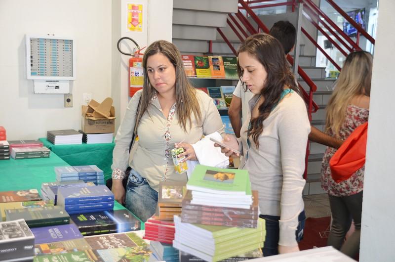 Feira do Livro na Unesc reúne obras acadêmicas de diferentes Estados