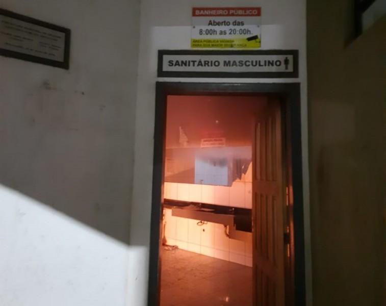 Bombeiros combatem incêndio em banheiro público da igreja matriz de Orleans