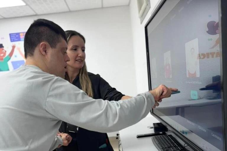 Acadêmicos da Unesc criam urna eletrônica para eleição na Apae de Criciúma