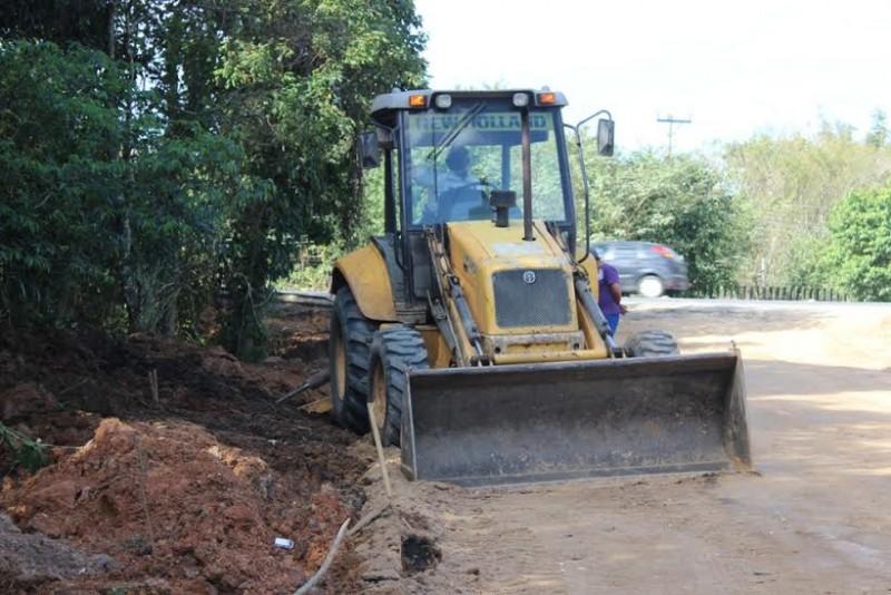 Duas ruas do bairro São Simão recebem asfaltamento