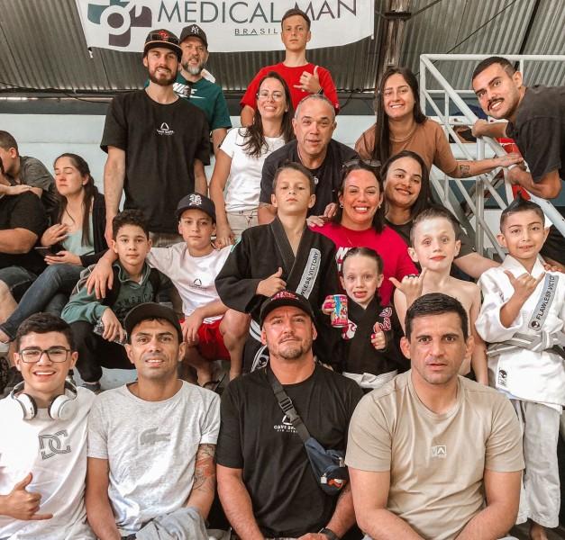 Projeto Amigos da Esperança conquista oito medalhas no Circuito Catarinense de Jiu-Jitsu