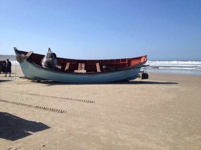 Embarcação vira com seis pescadores em alto-mar