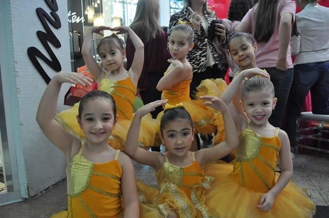 Bailarinas encantam público no 5º Festival de Balé Infantil 