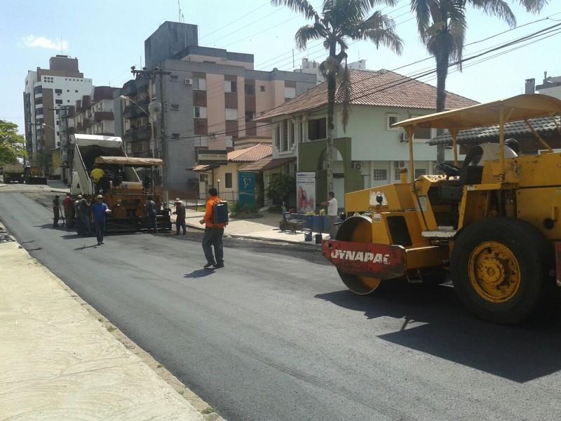 Rua Madre Tereza Michel recebe asfalto