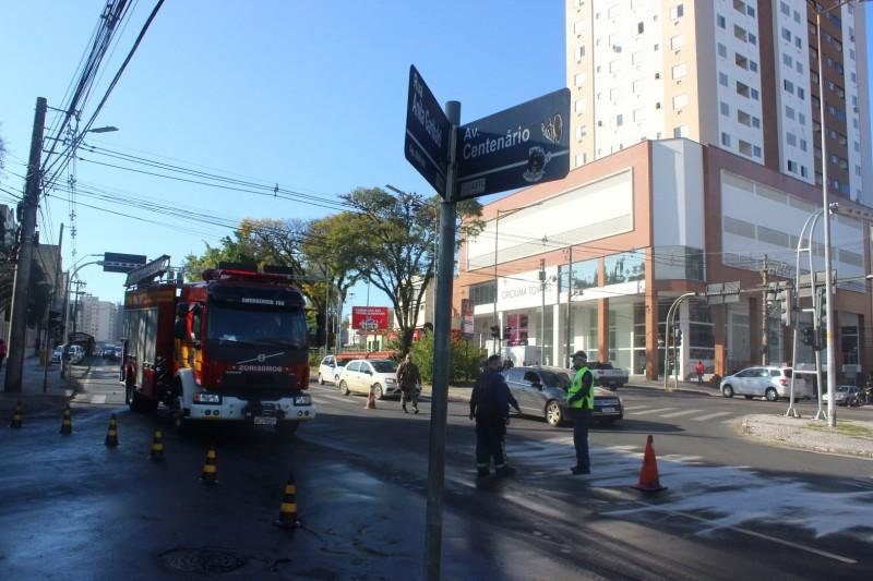 Diesel na pista provoca interrupção do trânsito na rua Anita Garibaldi