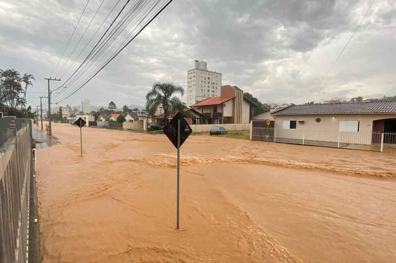 Vídeo: ruas do Centro de Braço do Norte ficam alagadas após córrego transbordar