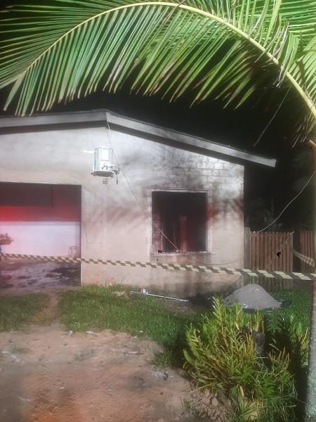 Passo de Torres: bombeiros combatem incêndio em residência