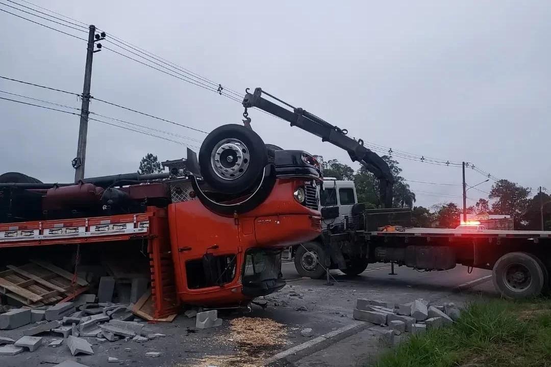 Caminhão carregado de concreto capota em Lauro Müller