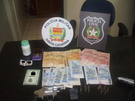 Dupla efetuando disparos contra as dunas do Balneário Rincão é surpreendida por policiais