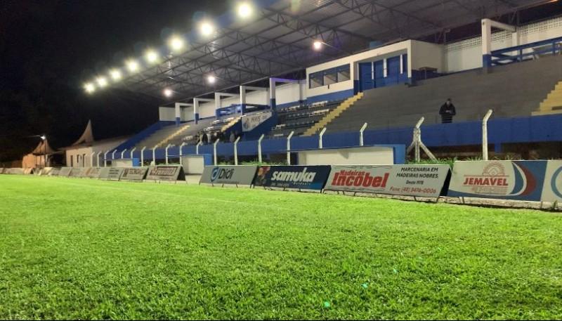Refletores são instalados no estádio do Caravaggio para a Série C do Catarinense 