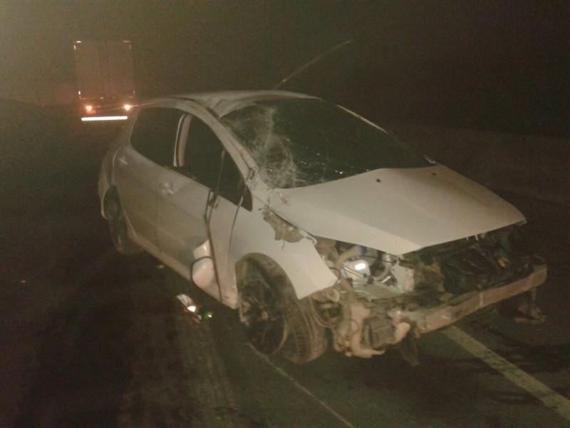 Colisão traseira entre caminhões provoca capotamento de veículo