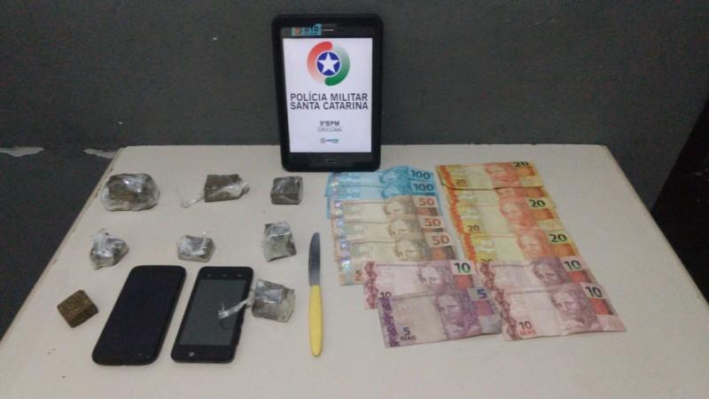 Polícia apreende porções de maconha e R$ 465 em Criciúma